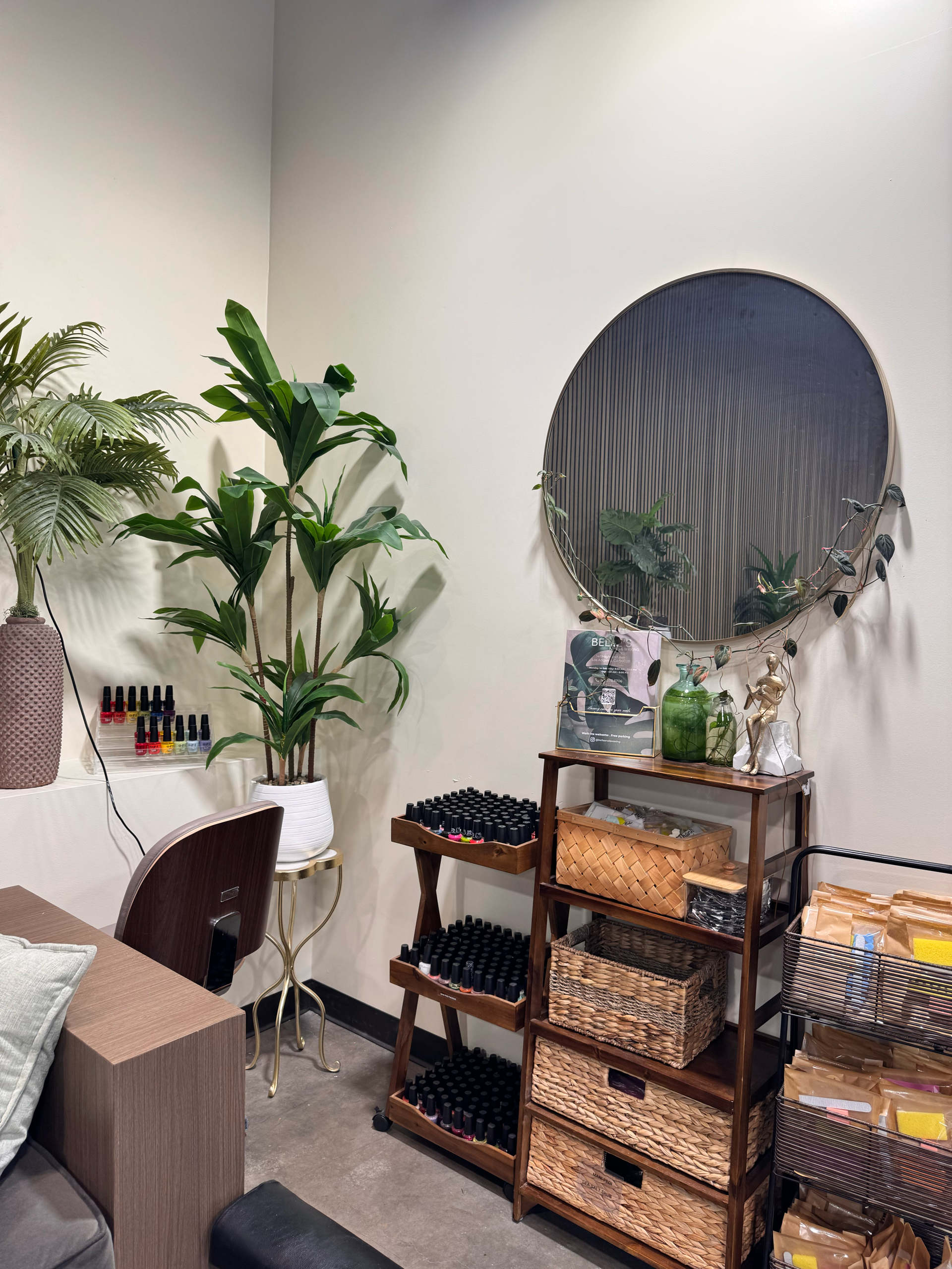 NAIL SALON